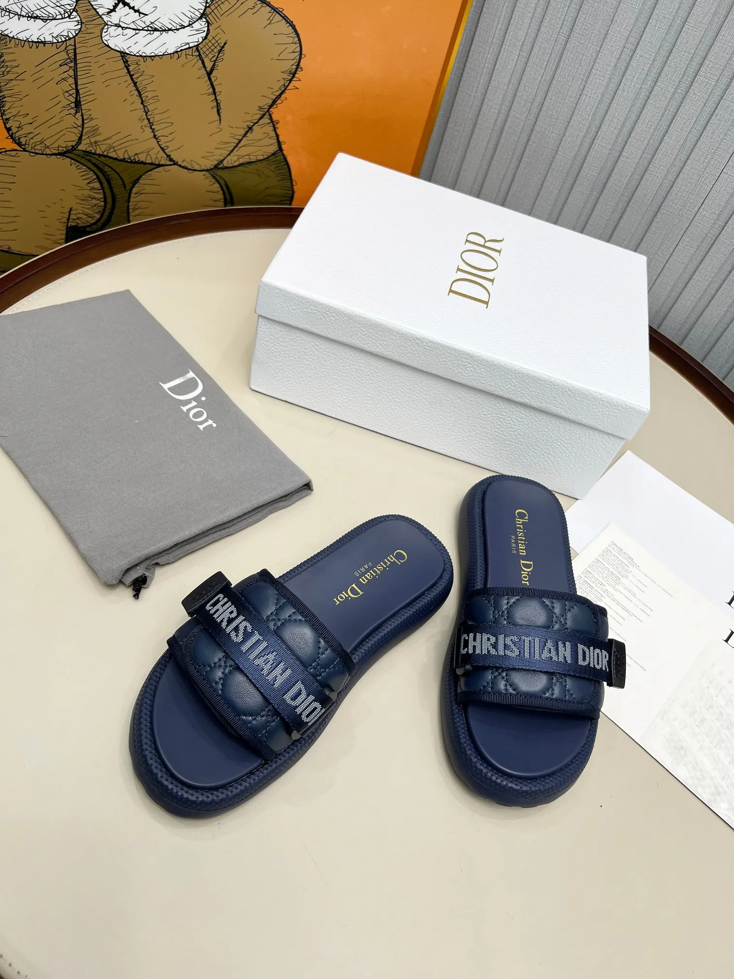 👟👟Ex-factory price 420👟👟 Dior Dior high version slippers, 👏👏2025 new classic model 🔥purchasing level qualityhot-selling thick-soled slippers in foreign counters💋———————————— Upper➕Inner: Original customized special electric embroidery material, Sole: Original mold 1.1 (lightweight) Bottom thickness: heel 5cm, forefoot 3cm, size 35-40 (with full set of packaging, cloth bag handbag, card instructions). You are welcome to place an order in advance, first come first served. Win-win cooperation.